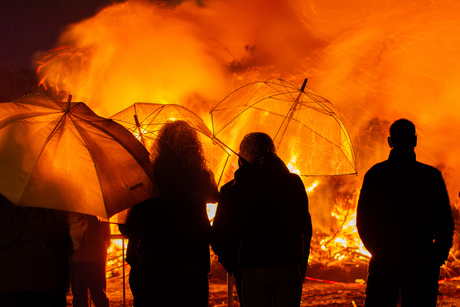 Paasvuur bekijken in de regen