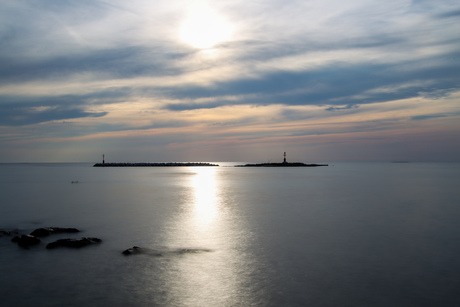 Zonsondergang met wolken in porec, Kroatië 