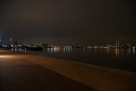 Skyline Rotterdam bij Nieuwe Maas