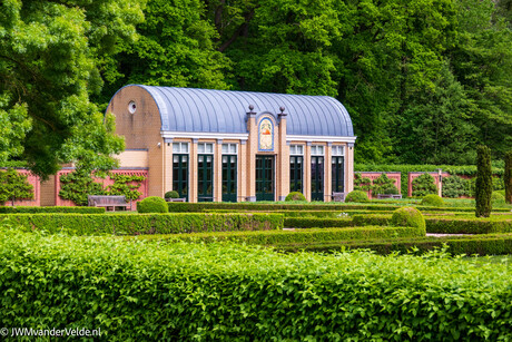 Oranjerie gebouw in de tuin van Kasteel Terworm