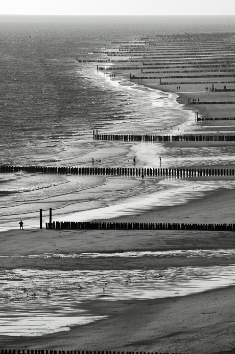 paalhoofden op ' t strand