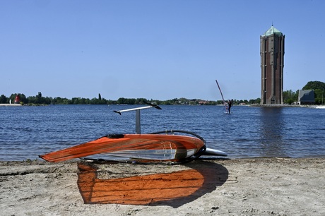 De zon door het zeil van de surfplank