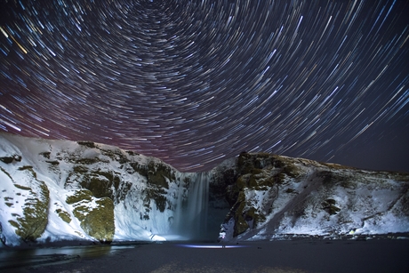 Star trail bij de waterval