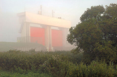 De zon prikt door de mist