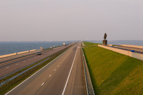 Afsluitdijk bij zonsopgang