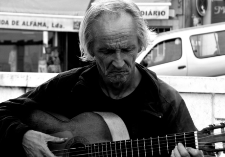Concentratie van een straatmuzikant