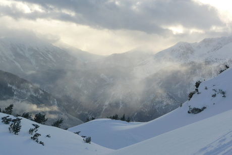 Spel tussen zon, wolken en nevel