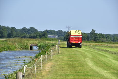 landschap trekker hard aan het werk