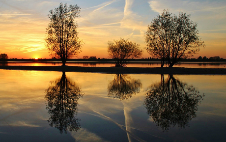 Uiterwaarden Waal bij zonsondergang