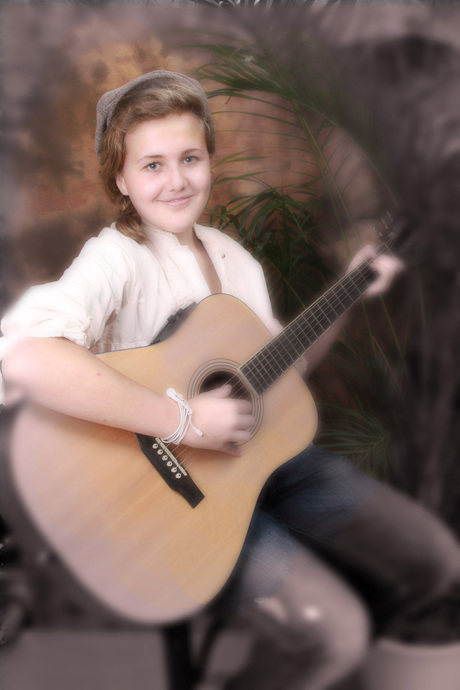 Jonge dame met gitaar