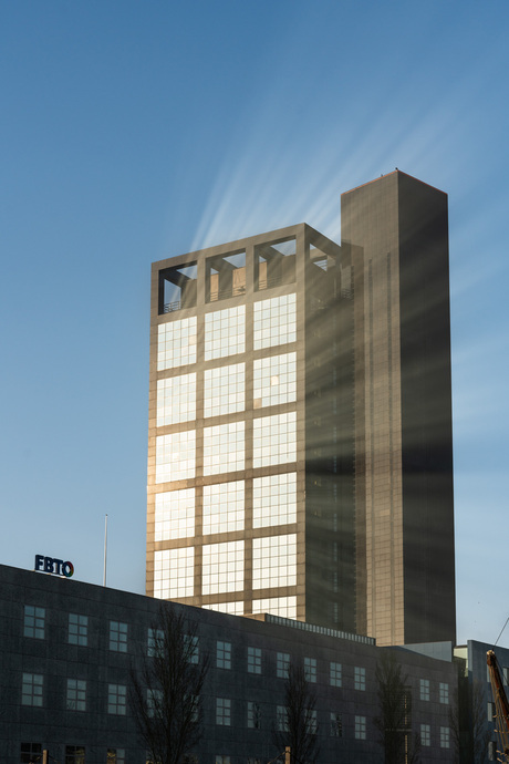 Zonneharp tegen kantoorgebouw in Leeuwarden
