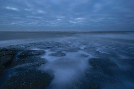 Donkere wolken boven zee