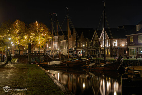 De haven van Spakenburg bij nacht