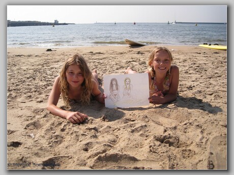 2 meisjes op het strand zijn blij met hun portret