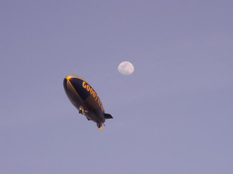 Een zeppelin boven de Daytona 500 (2008)