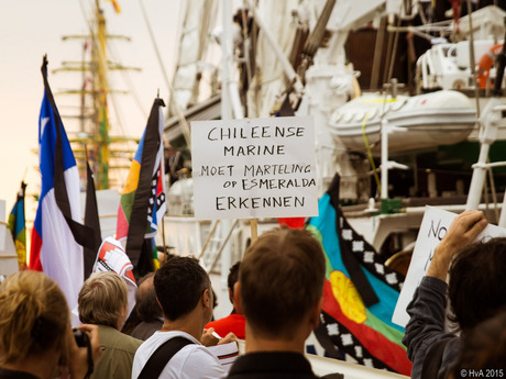Sail 2015 demonstranten bij de aankomst van de Esmeralda