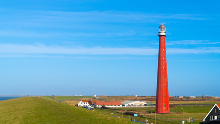 De lange Jaap - Hij staat nog - foto door Wippo76 op 28-01-2024 - locatie: Huisduinen, Nederland - deze foto bevat: sony, ilce-6700, e pz 18-105mm f4 g oss, iso 100, diafragma ƒ/5, sluitertijd 1/1250s, brandpuntafstand 35mm, wolk, vuurtoren, lucht, toren, baken, gebouw, natuurlijk landschap, plant, horizon, landschap