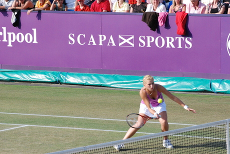 Michaela Krajicek volleert.