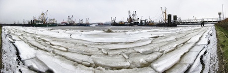 Haven Lauwersoog bedekt met ijs