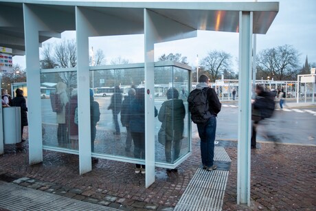 Wachtend op de bus