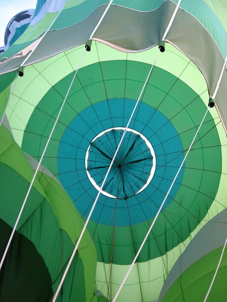 Luchtballon stort in.