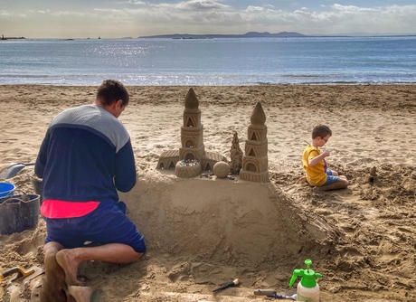 Zandkasteeltje bouwen 