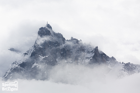 L'Aiguille du Midi in de mist