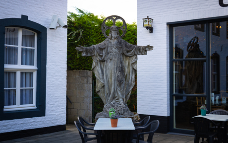 Here zegen deze spijs