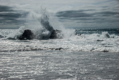 Opspattend water rotskust