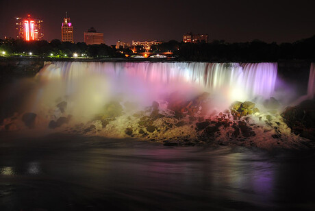 niagara falls at night