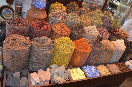 Kruiden op de markt in Dubai