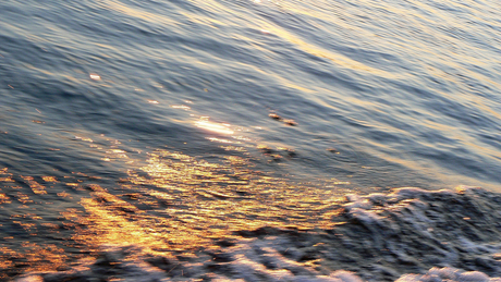 Ondergaande zon in het water.