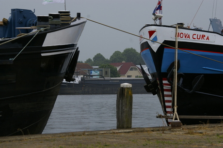 kissing boats