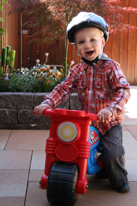 Jelle in de tuin op zijn motor