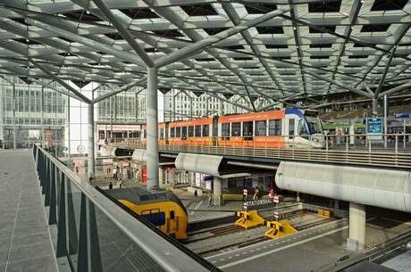 Tram en trein op Den Haag CS