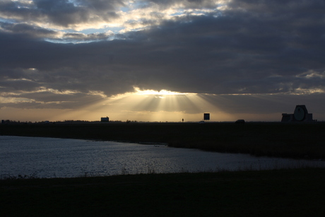 Zon breekt door de wolken