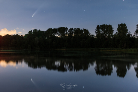 NEOWISE boven meer