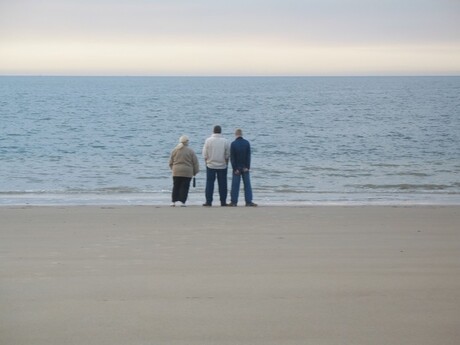 Strand en 3 mensen