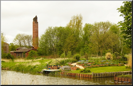 oude steenfabriek met tuintje