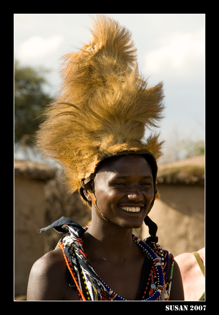 Leeuwen-manen - Het hoofddeksel van deze masai-krijger (foto genomen in Kenia, met toestemming) is gemaakt van echte leeuwen-manen! Zijn vader (of opa) heeft de leeu - foto door Susan1 op 14-12-2007 - deze foto bevat: masai, susan, krijger
