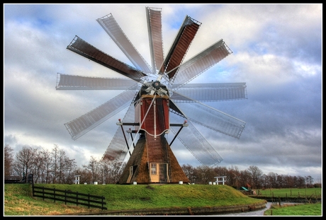 molen met draaiende wieken