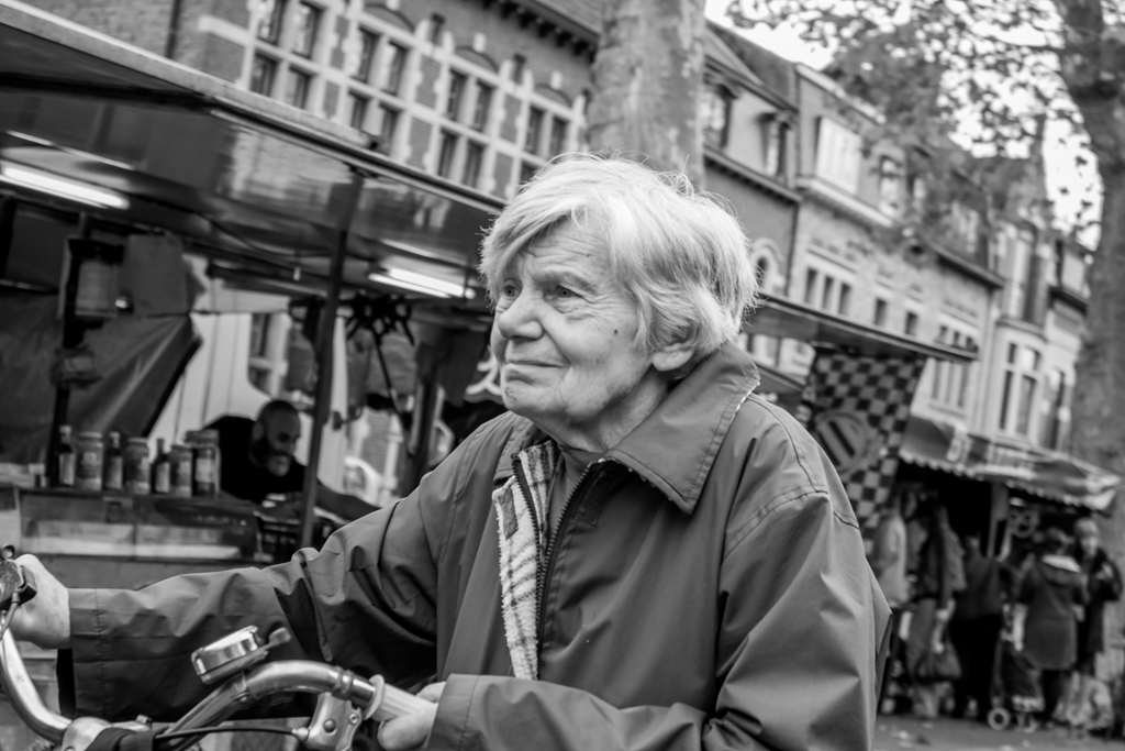 markt - - - foto door jean-paul.vandenabeele op 09-11-2015 - deze foto bevat: portret, zwartwit, straatfotografie