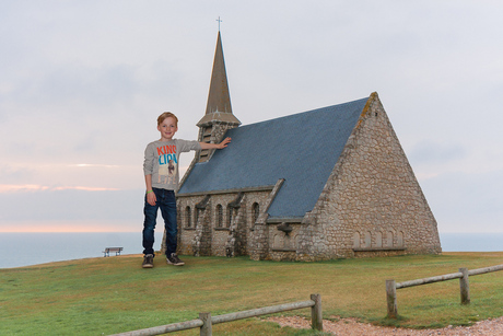 Klein kerkje op de heuvel bij Etretat