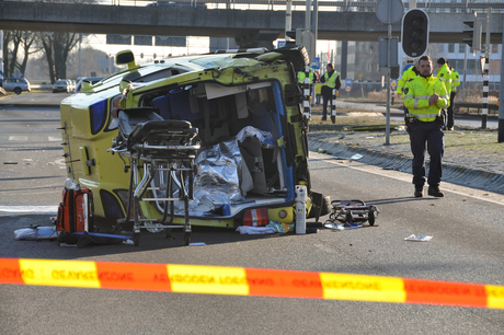 Ambulance kantelt tijdens spoedrit in Groningen