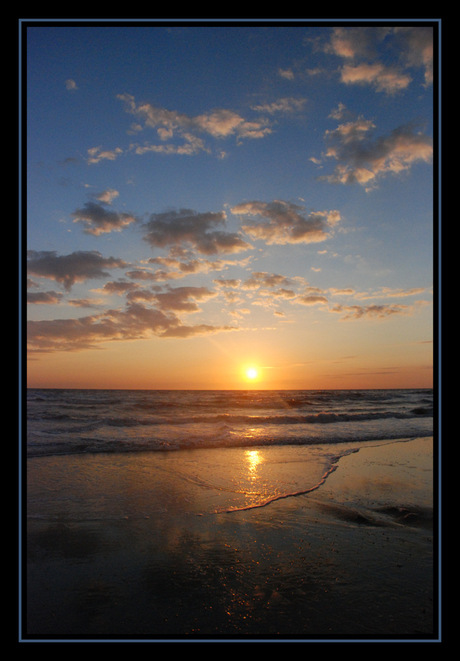 Zonsondergang aan zee