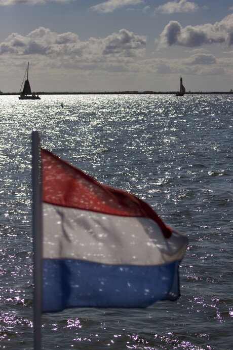 Heerlijk genietend van het voorjaarszonnetje op het water van het oerhollandse Volendam.