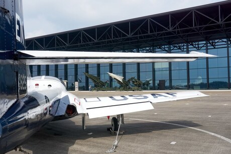 Nike en Hawk missiles in een kader van de vleugels van de T-37B 'Tweety Bird'