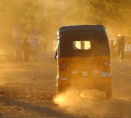 Tuktuk in stoffige straat