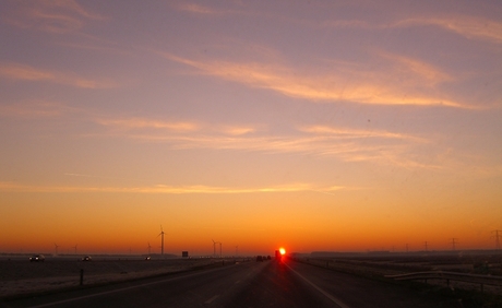 op de A richting zonsondergang