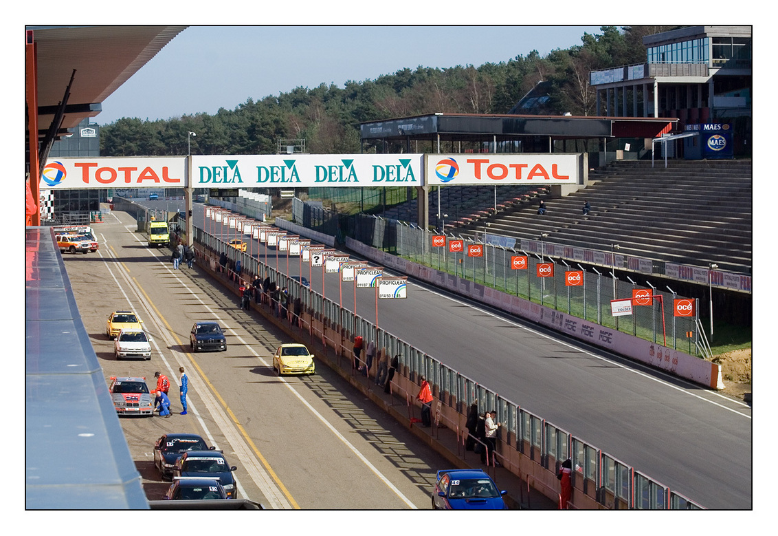 Circuit Zolder - Een eerste van een reeks foto's genomen op het circuit van Zolder, tijdens één van de trackdays, waarop iedereen met eigen (race)wagen na  een korte  - foto door d_celis op 12-03-2007 - deze foto bevat: zolder, circuit, tribune, start, finish, grid, pitlane, trackday, starting